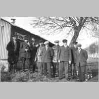 028-0143 Kameraden des Lagers, neben der Kleinbahn Haltestelle, im Jahre 1936.jpg